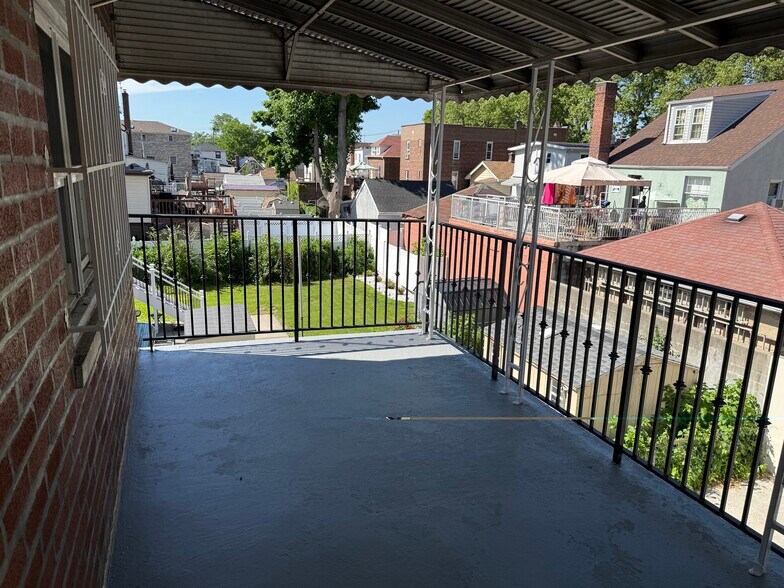 Building Photo - 722 Throggs Neck Expy