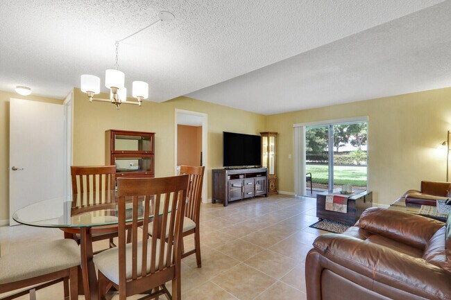 Building Photo - 18081 SE Country Club Dr