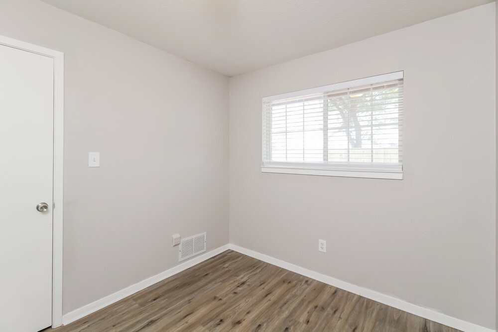 Building Photo - 2601 Valley View Dr