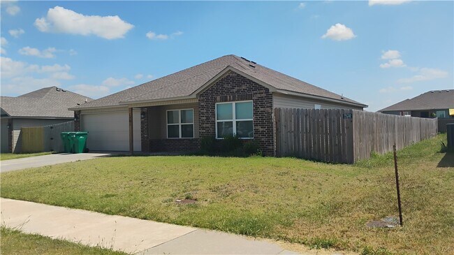 Building Photo - 1701 Forest Dr