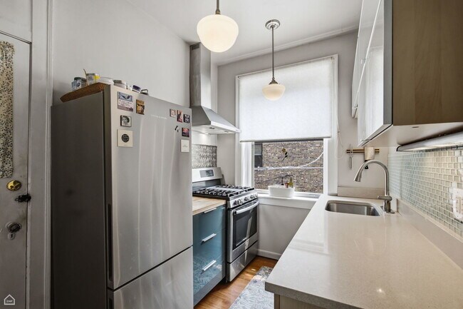 Building Photo - 811 Judson Ave