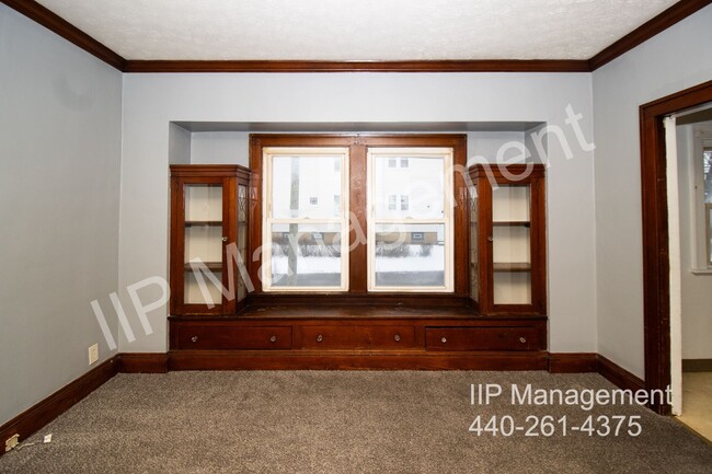 Building Photo - Charming Down Unit in Garfield Heights – A...