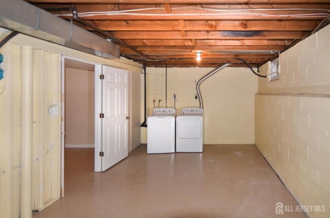 Building Photo - 202 Hidden Village Dr