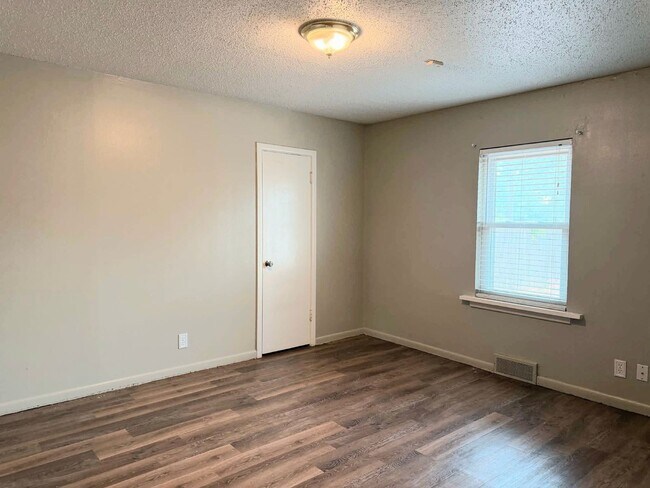 Building Photo - Adorable, Unique, and Roomy 3/2 Close to Tech! Move in Special Half off First Month!