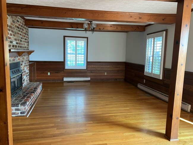 Building Photo - 2 Story Historic Home Near New London Academy