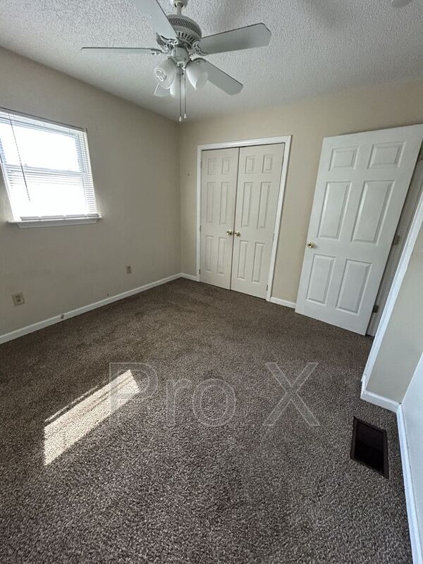 Building Photo - 1116 S Elm St