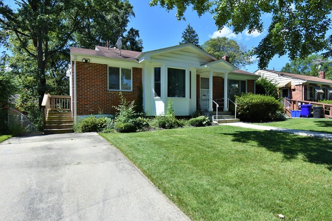 Building Photo - Fantastic 4 Bedroom, 3 Full Bathroom, Close in Bethesda Home!