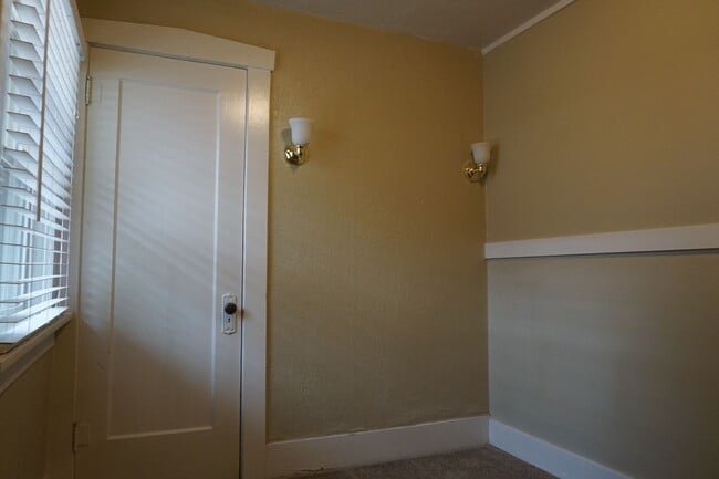 Building Photo - Bungalow/Office 2 Bedroom 2 Bath