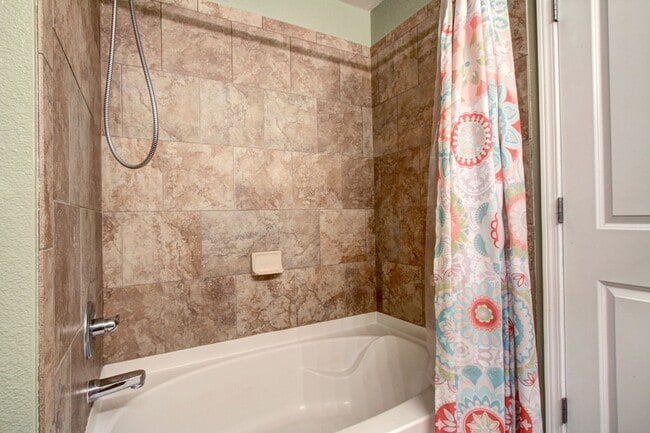 Building Photo - Rare Sapphire Pointe 2 bed townhome for le...