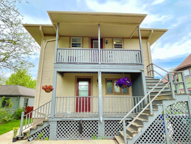 Building Photo - 405 La Fox River Dr