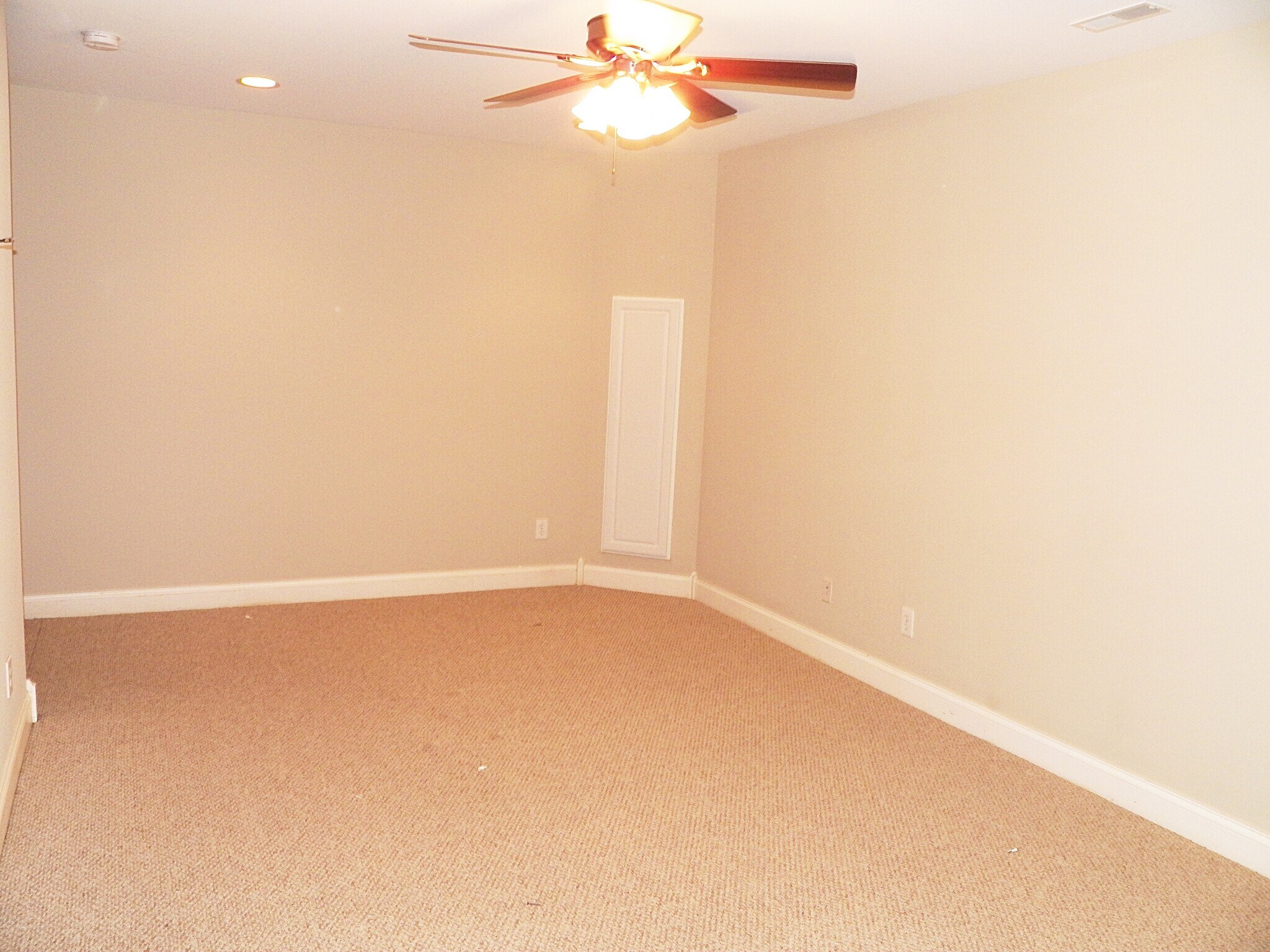 Building Photo - 1190 Forsythe Ave