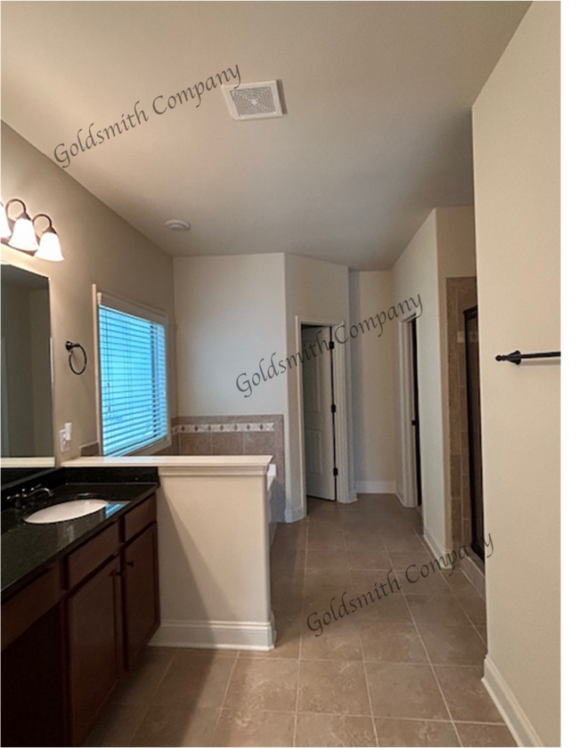 Building Photo - "Spacious 5-Bedroom Retreat with 4 Full Baths in Greenville - 3,400 Sq Ft of Comfort!"