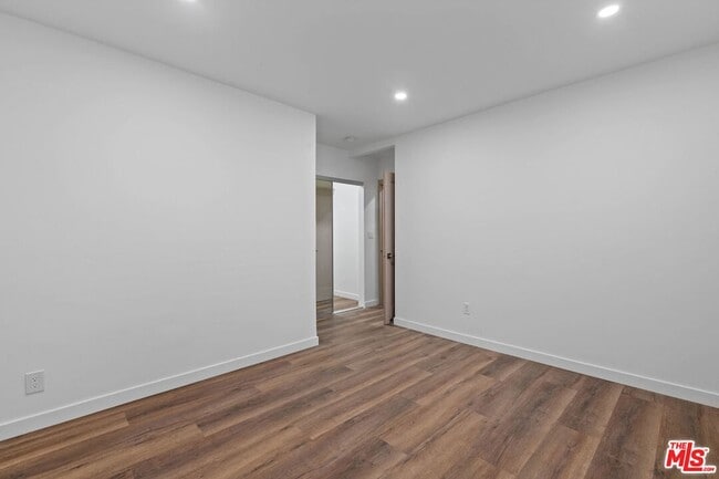 Building Photo - 2447 Beachwood Dr