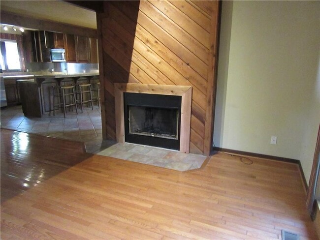 Building Photo - 2907 Summit Dr