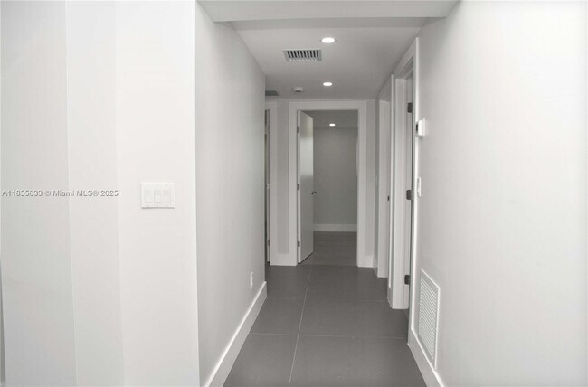 Building Photo - 4051 N Ocean Dr