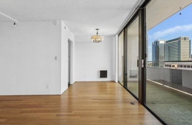 Building Photo - 2-Story 2BR Condo with Patio, In-Unit Laundry & Parking in Oakland Chinatown