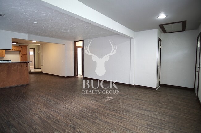 Building Photo - 211 E Harmon Dr