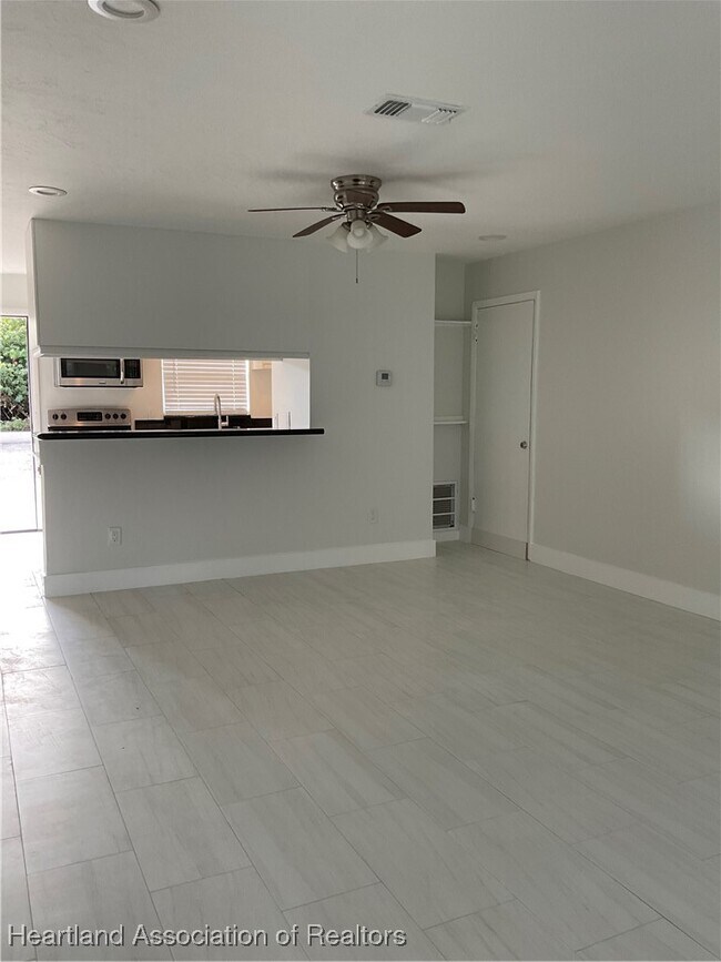 Building Photo - 113 Jasmine Ct