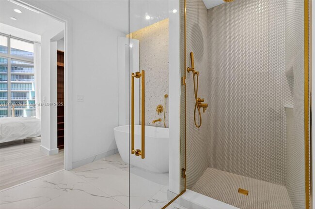 Building Photo - 2655 S Bayshore Dr