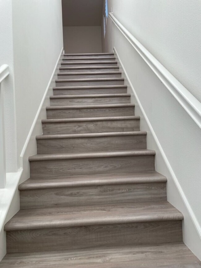 Building Photo - Stunning 3 bedroom 3 bath home in the Grea...