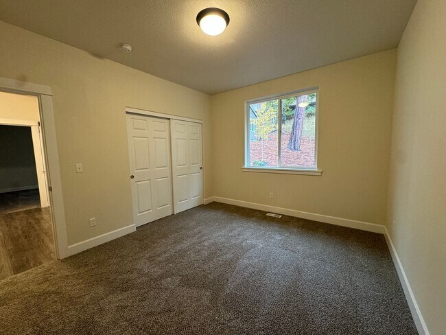 Building Photo - 581 NE Alameda Ave