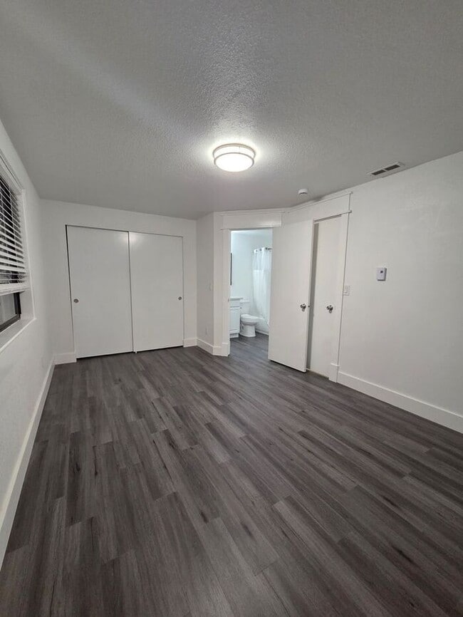 Building Photo - Tacoma 5 Bed, 2 Bath Split Level With Large Fenced Back Yard on Dead End Street!