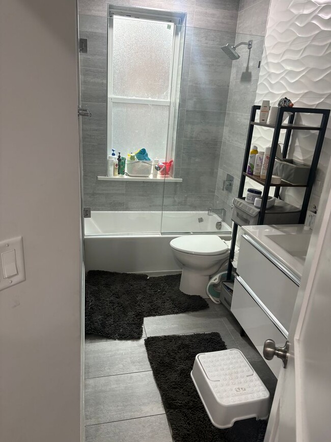 Building Photo - Amazing 3 bed 2 bath in Brookline!