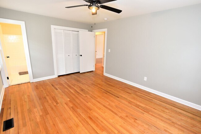 Building Photo - 3645 Shenandoah Dr