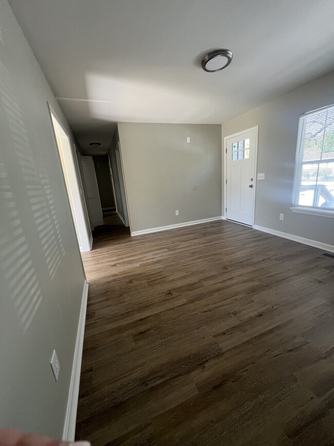 Building Photo - 905 Green Mor Ave