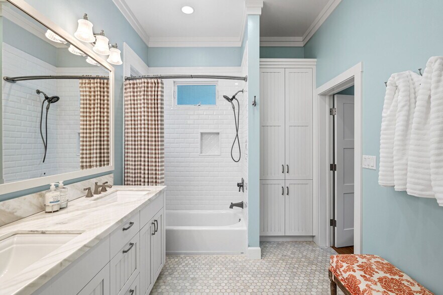 Building Photo - 521 24th Pl