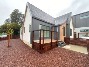 Building Photo - Cute, central, fully remodeled 2 bedroom home