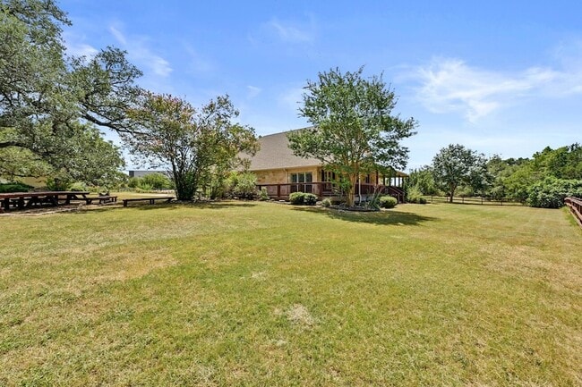 Building Photo - 211 Moore Ln