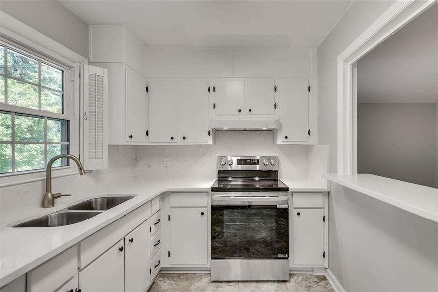 Building Photo - 799 Marstevan Dr NE