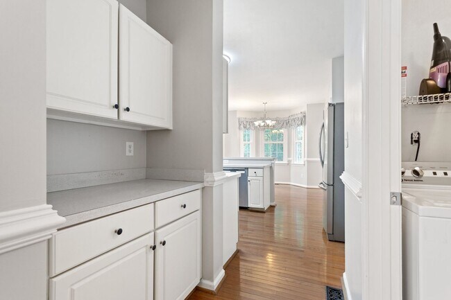 Building Photo - 5BR/3BA with Fresh Paint and New Carpet in...