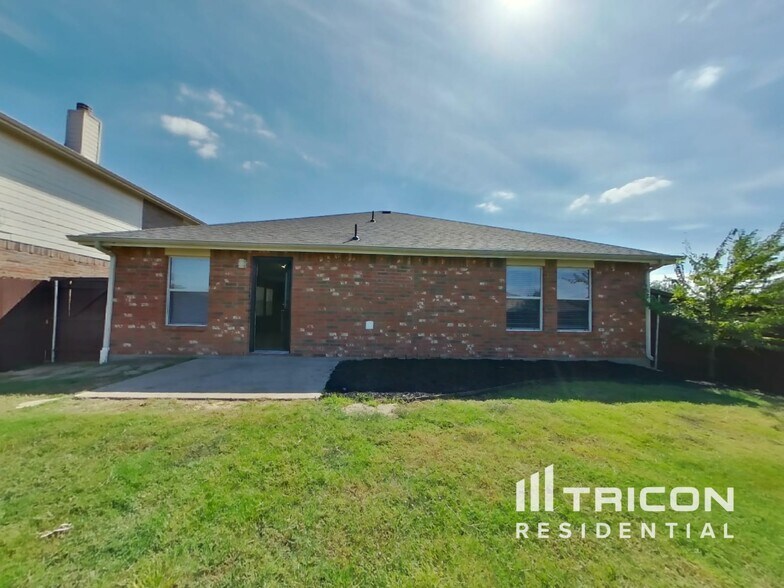 Building Photo - 1301 Water Lily Dr