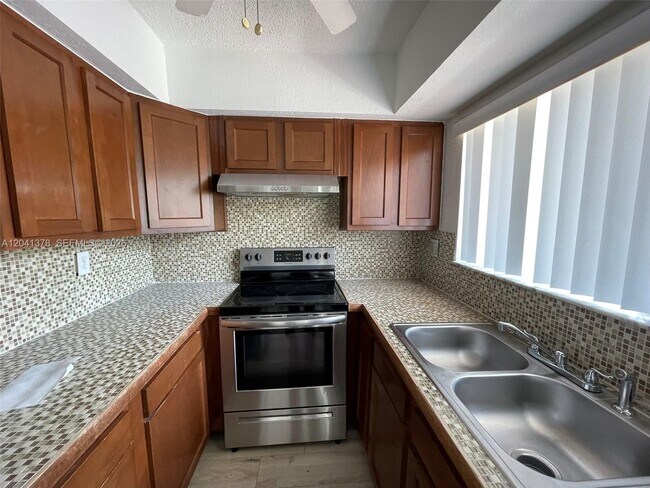 Building Photo - 2580 Coral Springs Dr