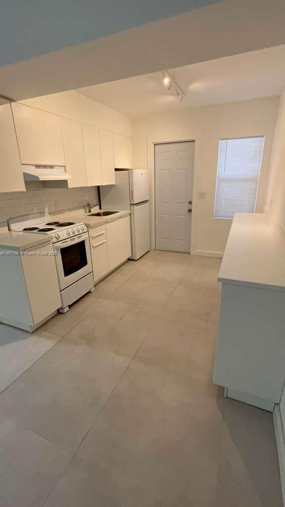 Building Photo - 780 NE 122nd St