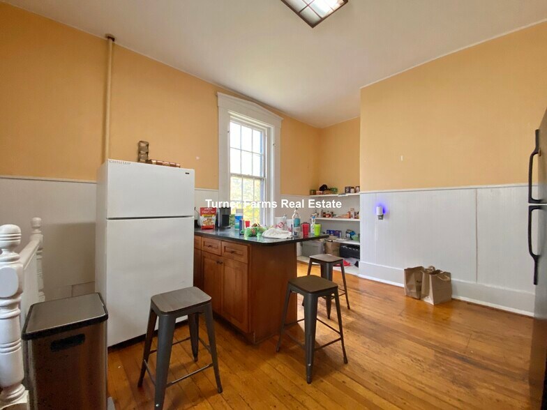 Building Photo - 139 Hillside St