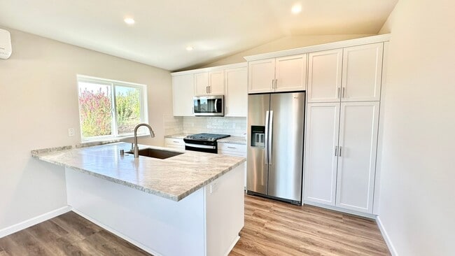 Building Photo - Beautiful Newer Custom Construction Detach...