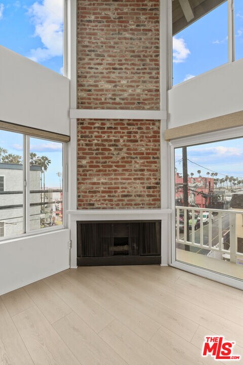 Building Photo - 10 19th Ave