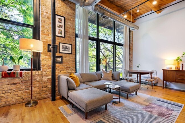 Building Photo - 2210 W Wabansia Ave