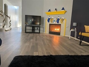 Building Photo - 509 Roundrock Ln