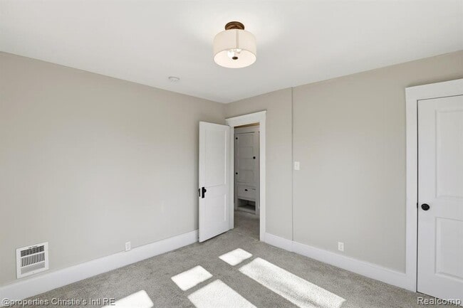 Building Photo - 1953 Brighton St