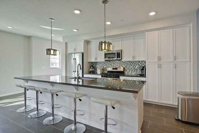 Building Photo - Spacious 4 bedrooms 4.5 bath town home for...