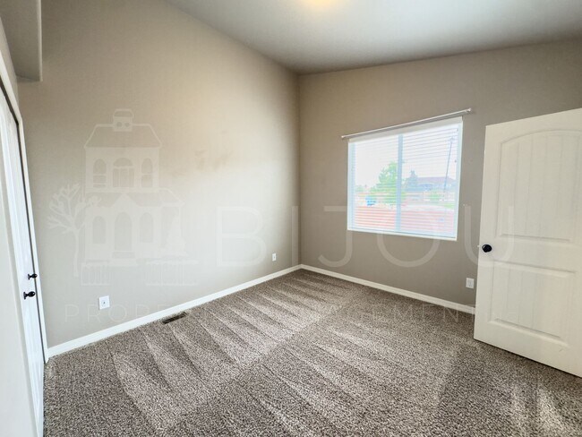 Building Photo - Large Well-Maintained Peyton Home