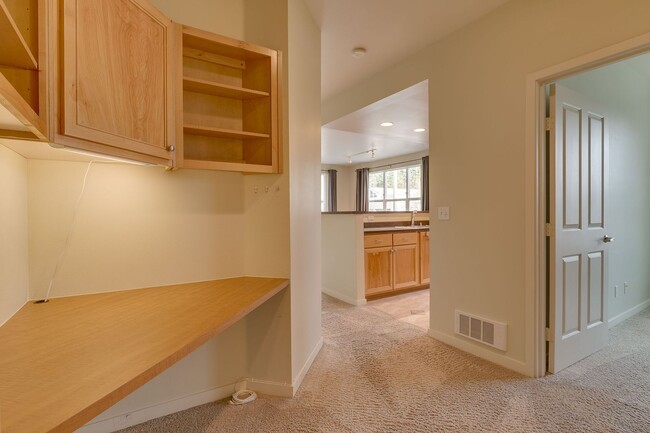 Building Photo - Spacious 2 bedroom Condo in Downtown Redmond