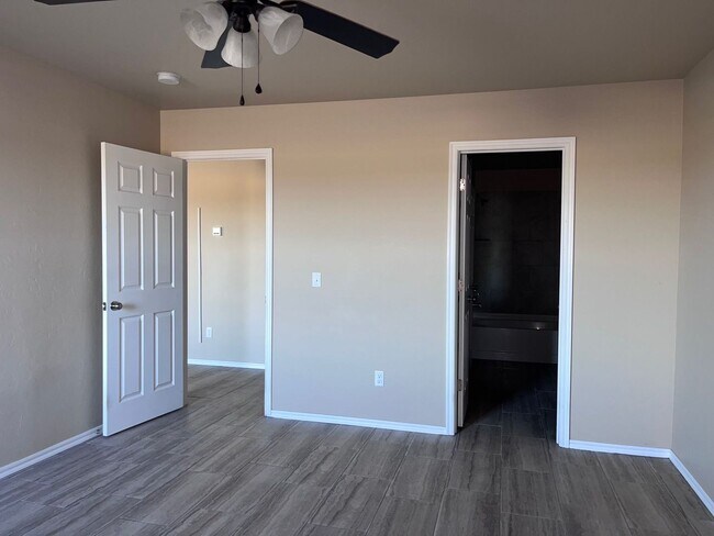Building Photo - Available now 4 Bed 2 Bath in Mustang!