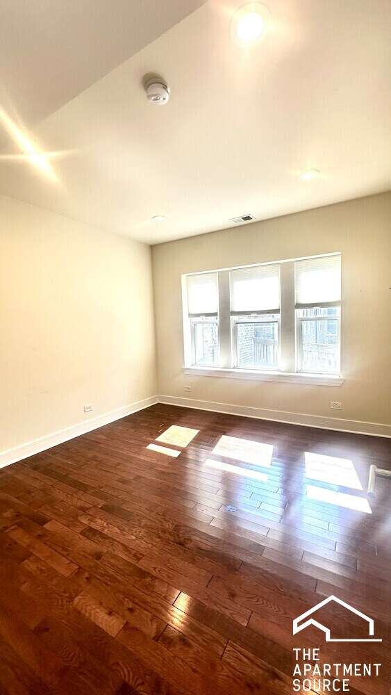 Building Photo - 1159 W Lunt Ave