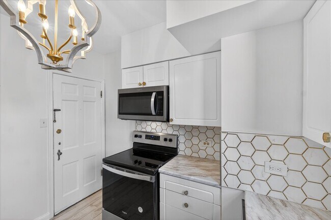 Building Photo - 923 S Hanley Rd