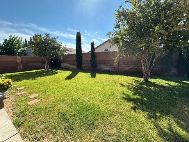 Building Photo - 3 Bed 2 Bath Home